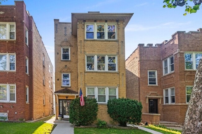 Building Photo - 5639 N Artesian Ave