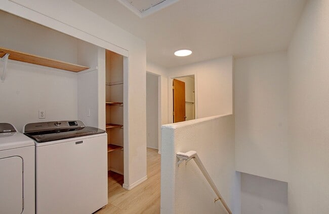 Building Photo - Spacious 3bd 2.5ba Unit in 4Plex - Avail. Now!