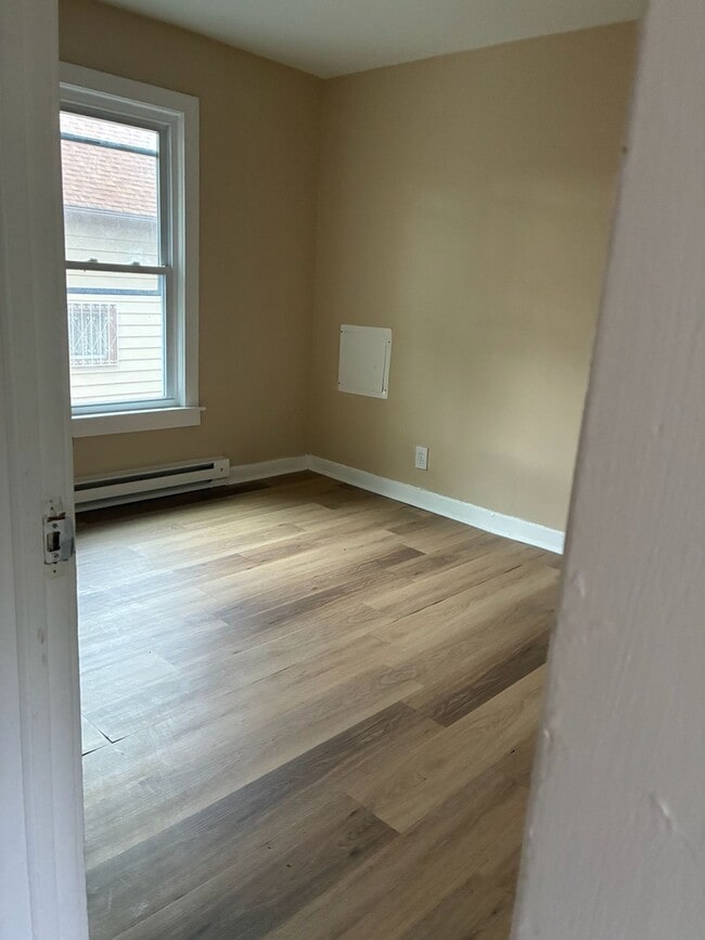Building Photo - 702 Helmholz Ave