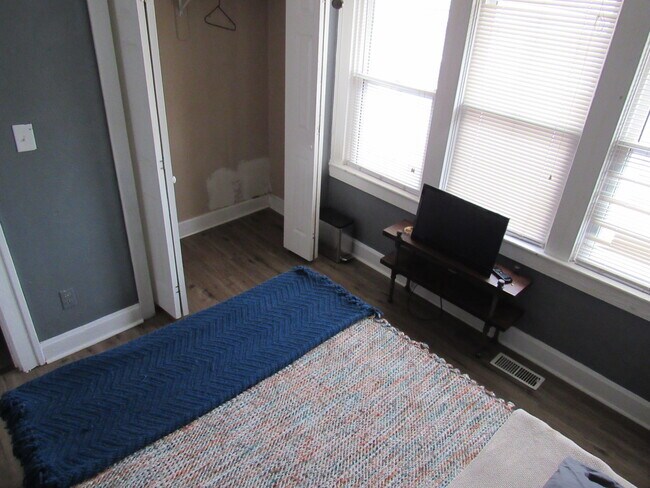 Building Photo - 5004 Euclid Ave