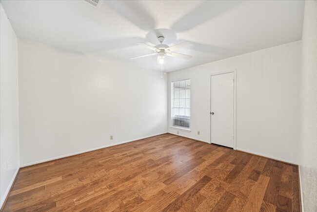 Building Photo - 5359 Little John Ln