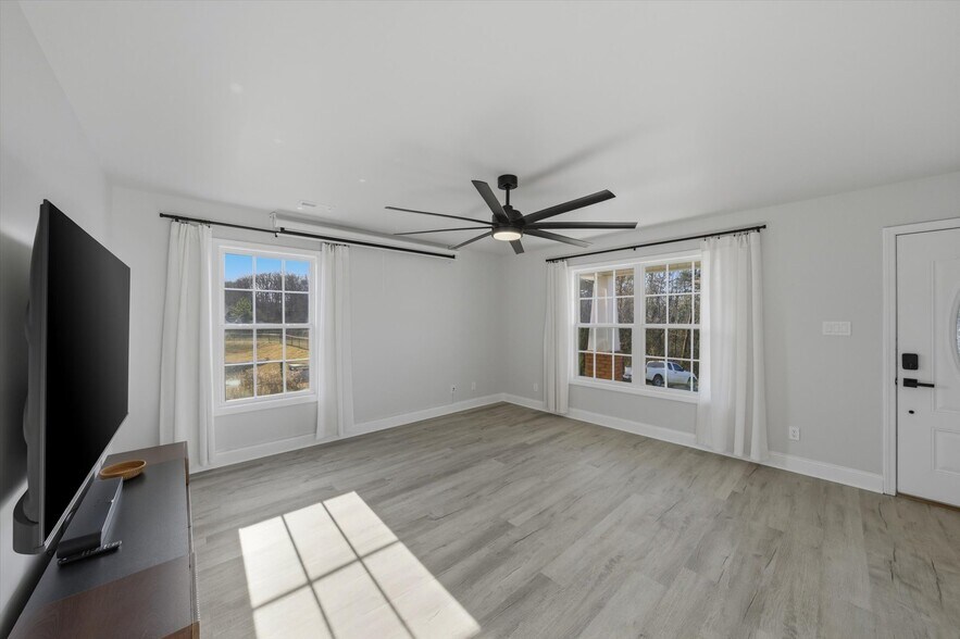 Building Photo - 1912 Laurel Ln