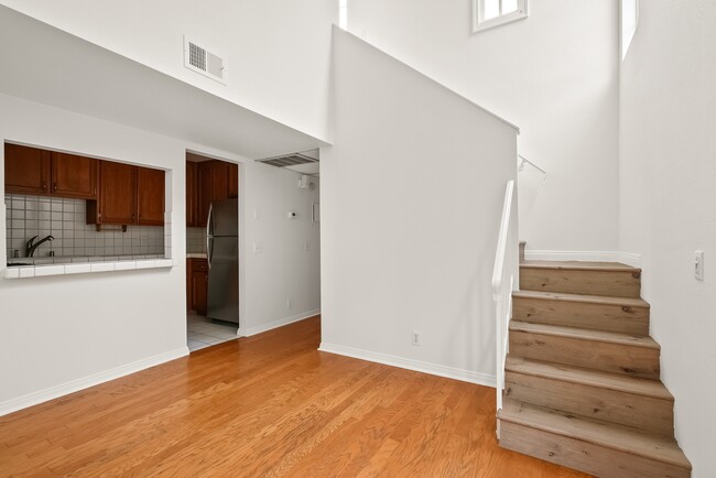 Building Photo - 1123 Flores St