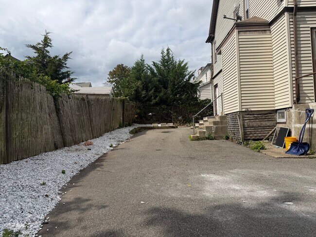 Building Photo - 253 Whitwell St