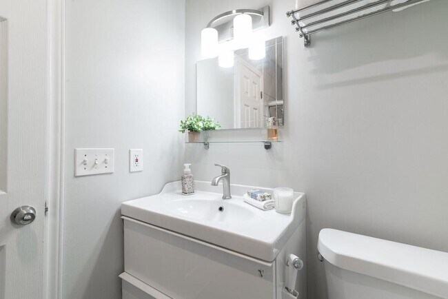 Building Photo - 1515 Glenmeadows Dr