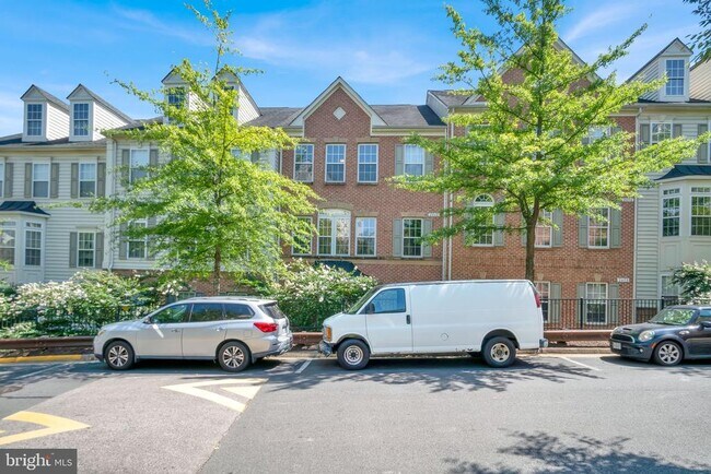 Building Photo - 2460 Eastbourne Dr