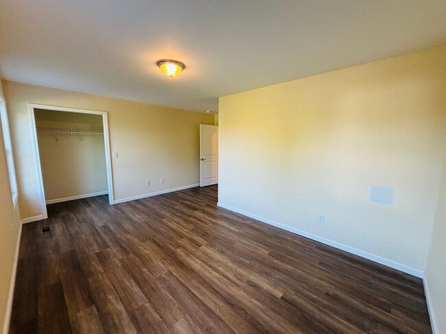 Building Photo - 3 Bedroom, 2.5 Bath Townhouse