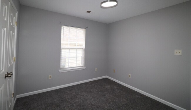 Building Photo - 125 Christopher Dr