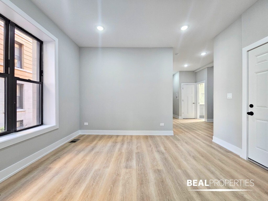 Building Photo - 428 W Belden Ave