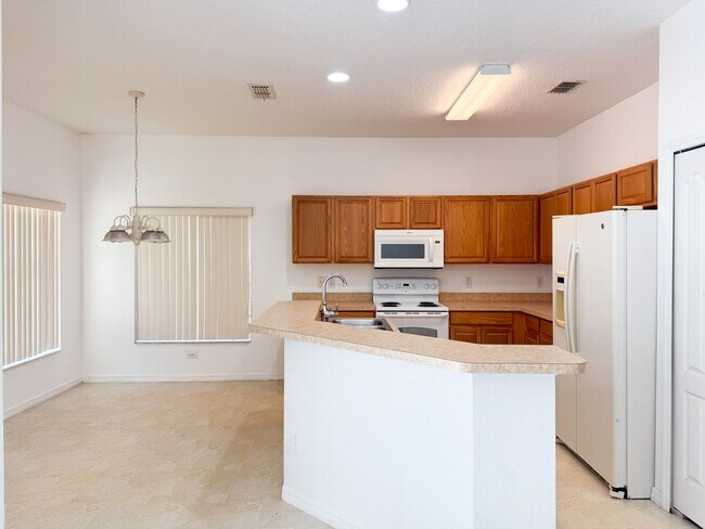 Building Photo - Pines at Lake Saunders 3 bedroom 2 bath home with double car garage