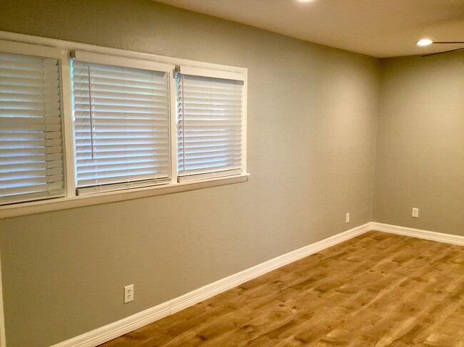 Master Bedroom - 3250 Bilglade Rd