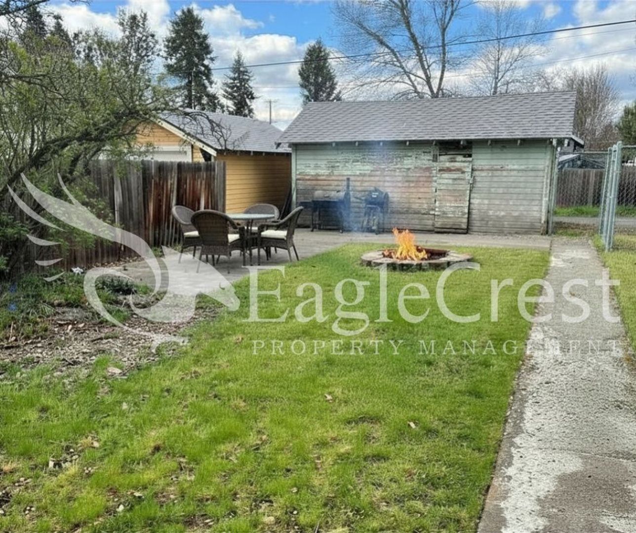 Building Photo - Charming 3BR Home with Spacious Yard & Bonus Living Space! $200.00 OFF 2nd Month Rent!!
