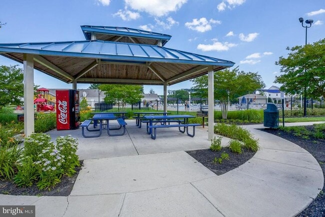 Building Photo - 844 Oriole Ave