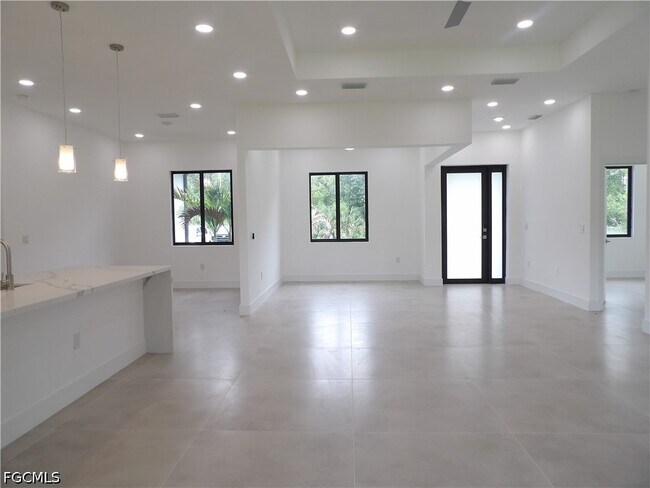 Building Photo - 174 Ocean Park Dr