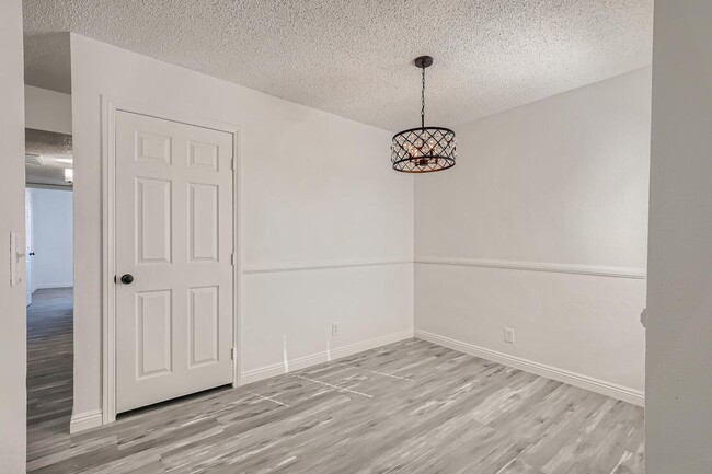 Building Photo - Lovely 2 Bedroom Condo Near the Strip!