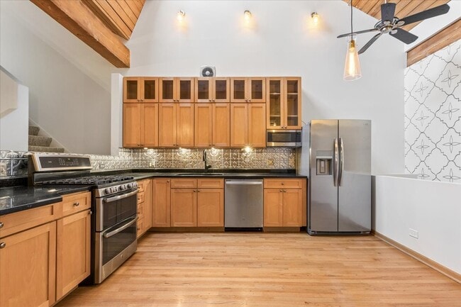 Building Photo - 1140 W Cornelia Ave