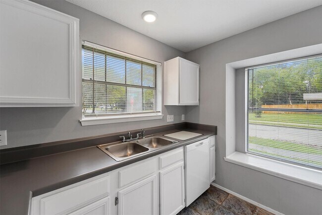 Building Photo - 22101 Moss Falls Ln