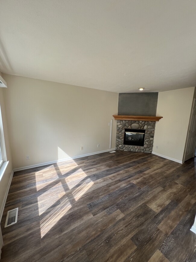 Building Photo - 633 Renker Rd