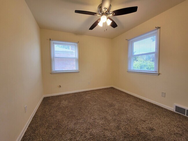 Building Photo - 609 Waukegan Rd