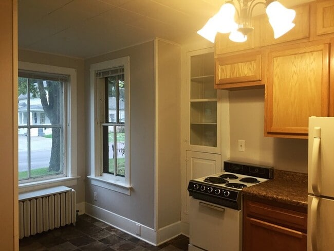 Building Photo - Private Entrance & Wood Floors!