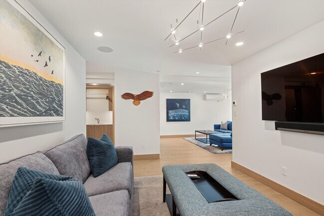 Building Photo - 447 E Cooper Ave