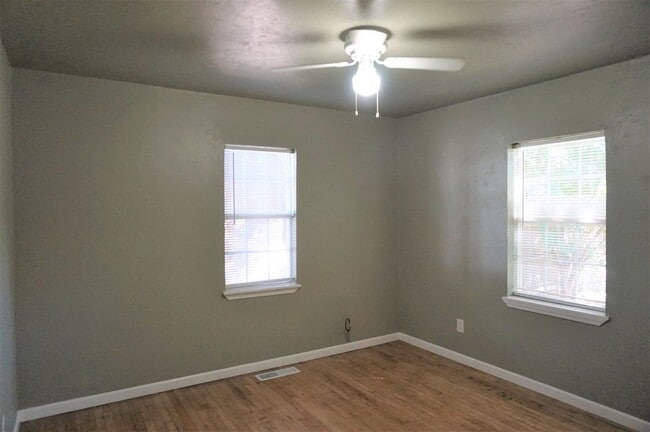 Building Photo - 2 Bed 1 Bath 1 Car Garage in the Village R...