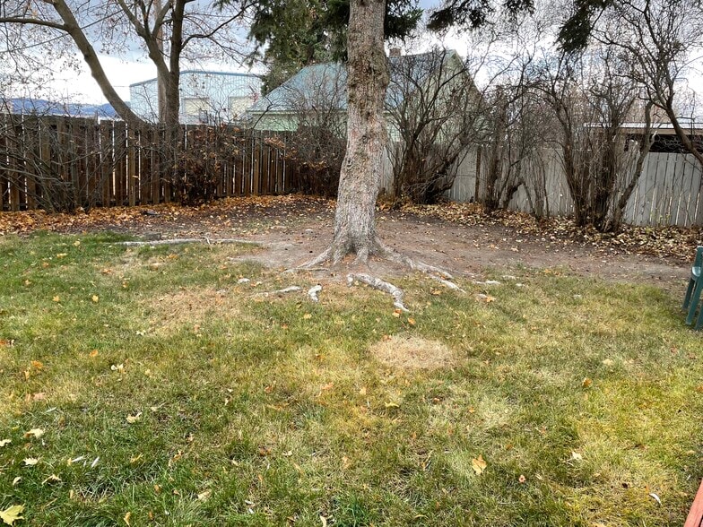 Building Photo - 744 E Oregon St