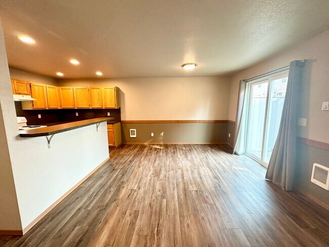 Building Photo - Updated Townhouse in Ellenbsurg
