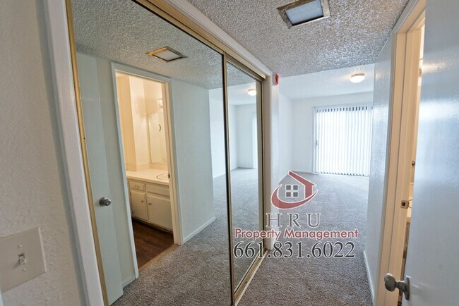 Building Photo - SW-3 bedrooms 2.5 baths condo