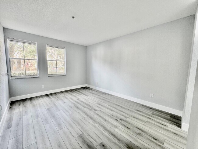 Building Photo - 120 Jacaranda Country Club Dr