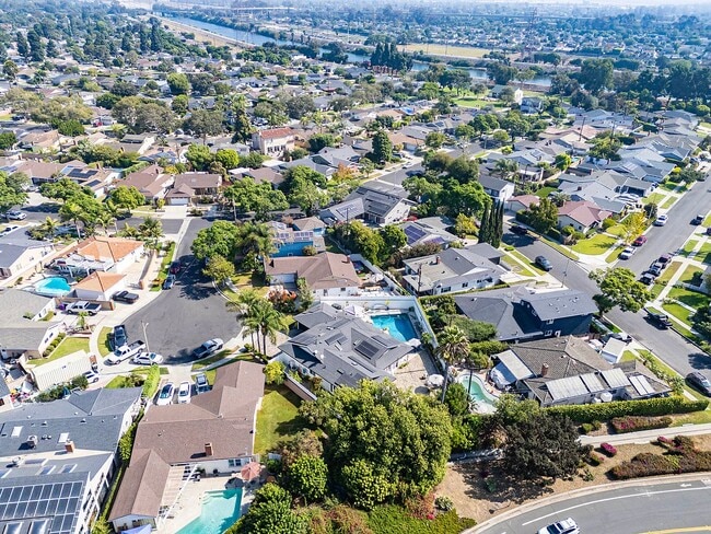 Building Photo - Fully Furnished 3 Bed 2.5 Bath Single Fami...