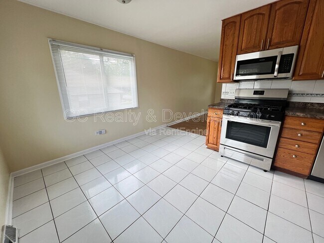 Building Photo - 206 E Center St