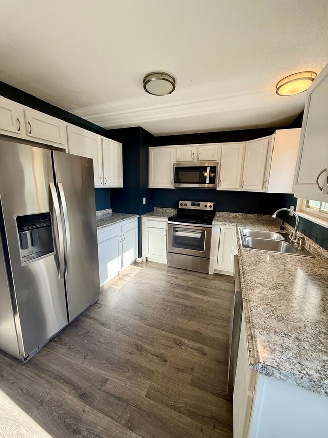 Building Photo - 3 Bedroom Home with Large Yard