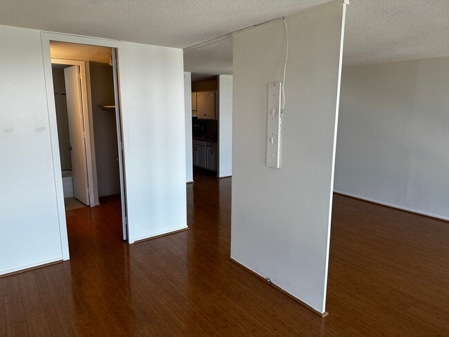 Building Photo - Sunny Studio with Lakeside Views