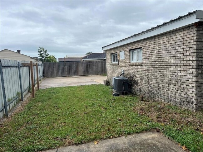 Building Photo - 2716 Riverland Dr