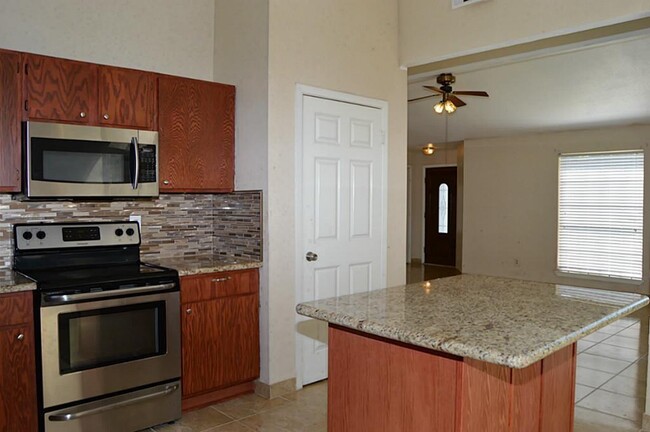 Building Photo - 13115 Pebblewalk Cir S
