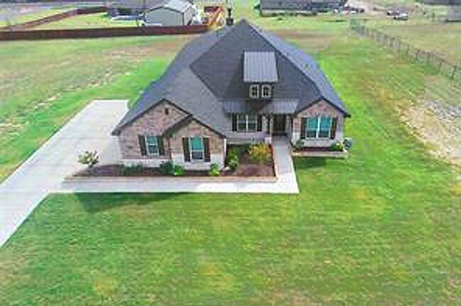 Building Photo - Fantastic 4-3-3 in Weatherford, Azle ISD!