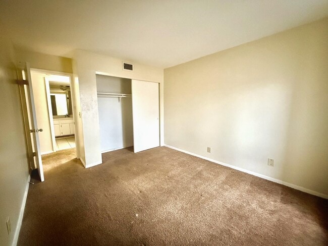 Building Photo - 6571 Poplar Ave