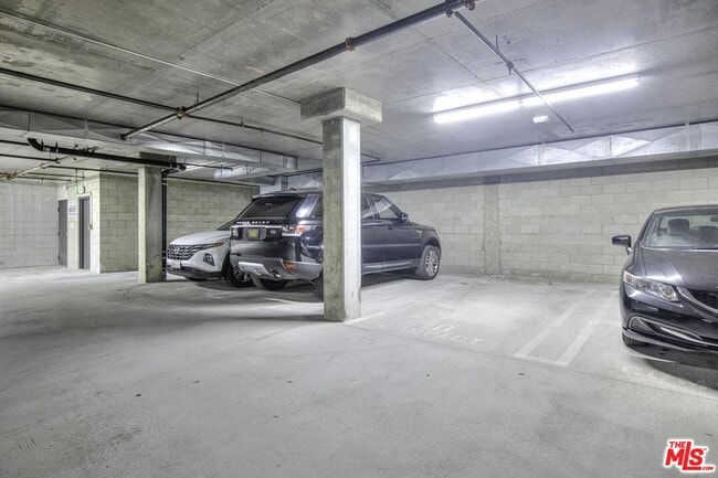 Building Photo - 601 Serrano Ave