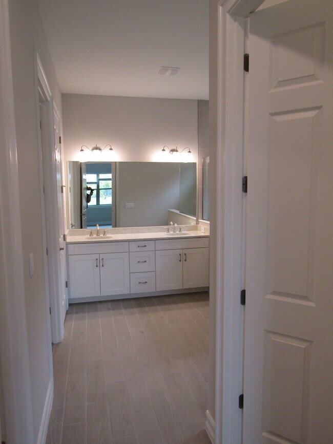 Building Photo - 608 Maraviya Blvd