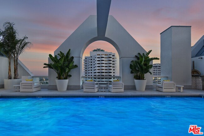 Building Photo - 10520 Wilshire Blvd