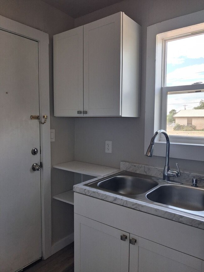 Building Photo - Cute Updated One Bedroom Near Park & Schools!  Pets Welcome!
