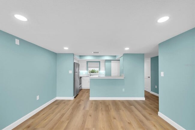 Building Photo - 7050 Sunset Dr S