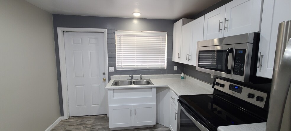 Kitchen - 2332 N Catalina Ave