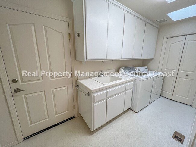 Building Photo - 1790 Martingale Ave