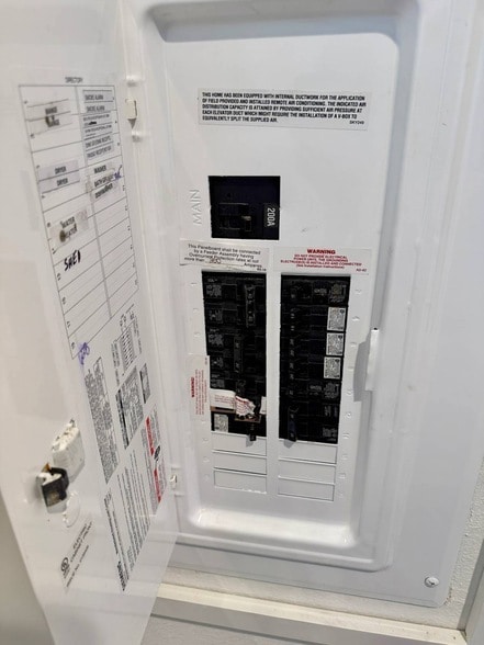 Building Photo - 843 E Colonial Cir