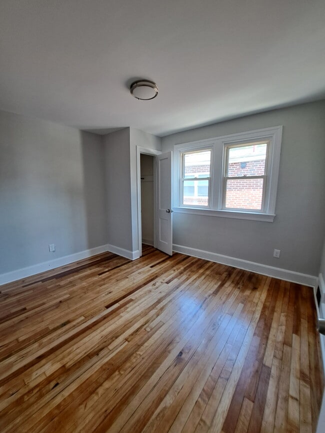 Building Photo - 1802 Maple St