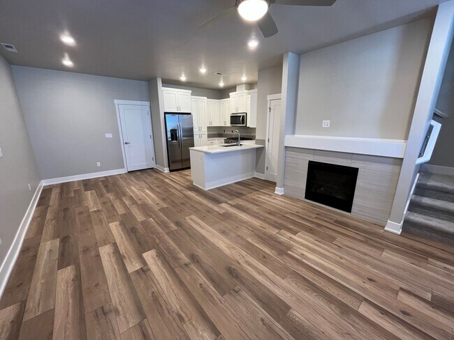 Building Photo - Community Pool and Fitness Center! 3 Bed/2...