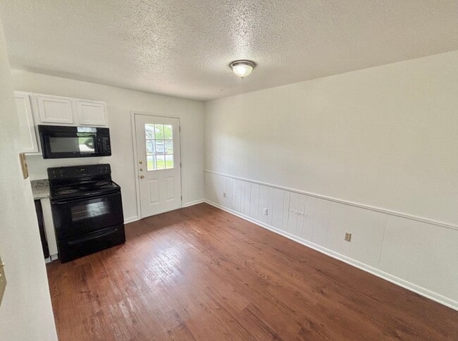 Building Photo - AVAILABLE NOW; APPLY AT OUR WEBSITE TODAY!!