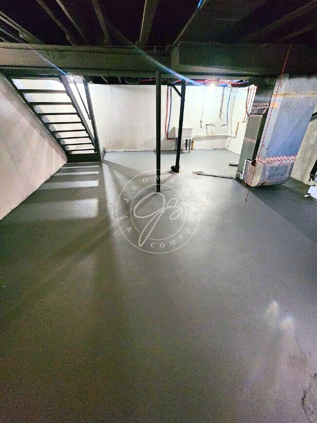 Building Photo - Fully updated like new inside! Central Air! Convenient location!